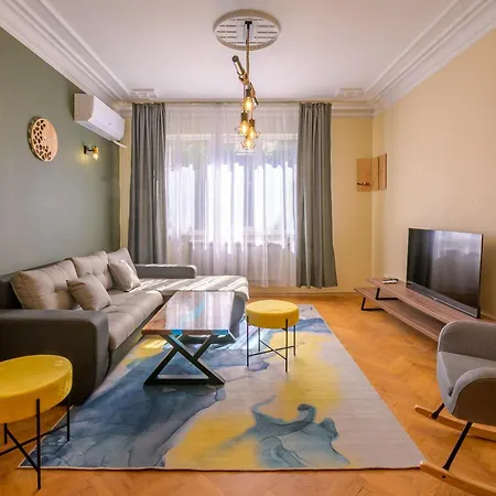 1 Minute Walk To Main Street Vitoshka, Ndk, Free Parking, 2 Bdr Apartment