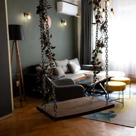 1 Minute Walk To Main Street Vitoshka, Ndk, Free Parking, 2 Bdr * Sofia