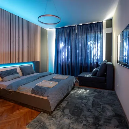 1 Minute Walk To Main Street Vitoshka, Ndk, Free Parking, 2 Bdr Апартамент София