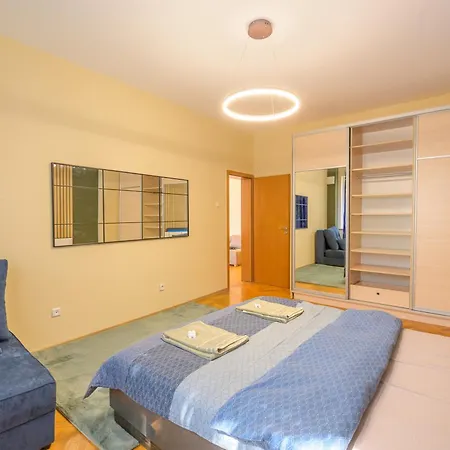 Apartamento 1 Minute Walk To Main Street Vitoshka, Ndk, Free Parking, 2 Bdr Sofía