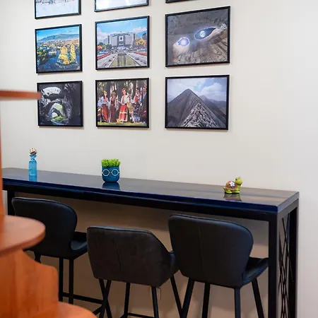 1 Minute Walk To Main Street Vitoshka, Ndk, Free Parking, 2 Bdr * Sofía