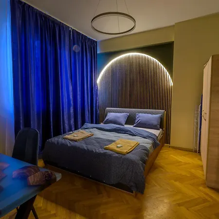 1 Minute Walk To Main Street Vitoshka, Ndk, Free Parking, 2 Bdr * Sofía