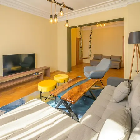 1 Minute Walk To Main Street Vitoshka, Ndk, Free Parking, 2 Bdr *